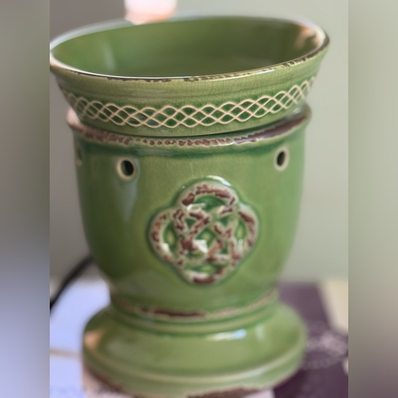 Vintage Retired Scentsy Celtic Love Knot Wax Warmer - Picture 1 of 2